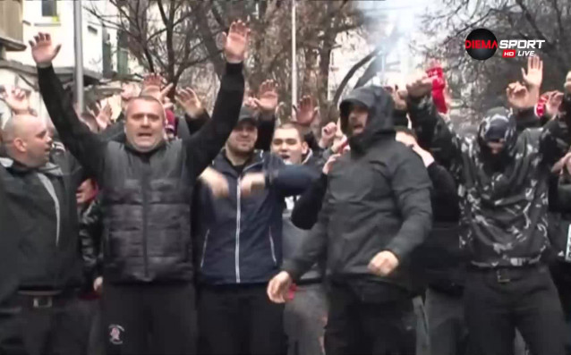 Шествието на феновете на ЦСКА преди дербито с Левски премина