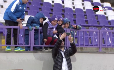 Селфи с най-сладките фенове на противника