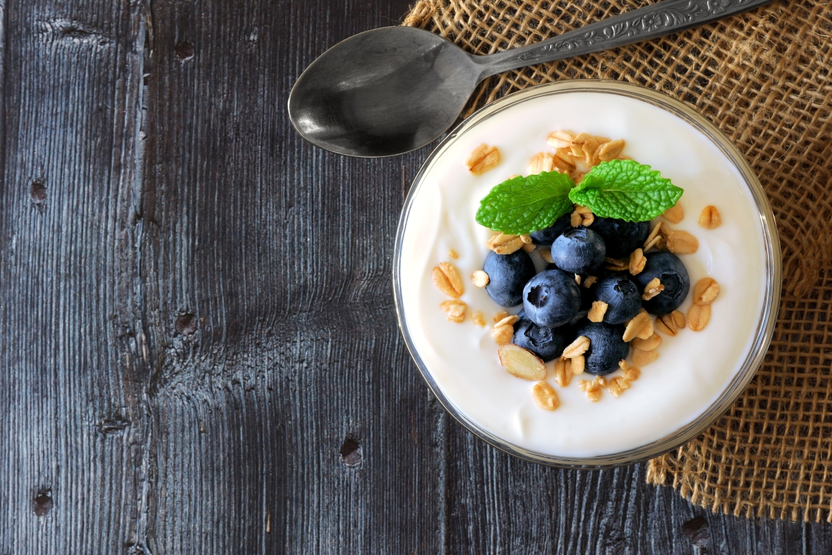 Киселото мляко е източник на витамин B12 и В3, като освен това помага за правилното функциониране освен на храносмилателната система, така и на нервната. 