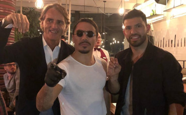 Виж кого събра Salt Bae?!