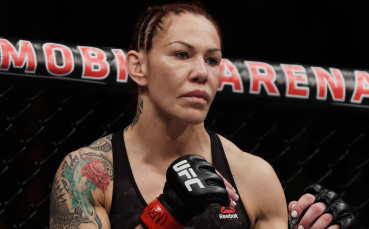 Крис Сайборг раздаде 222 бургера за победата в UFC 222