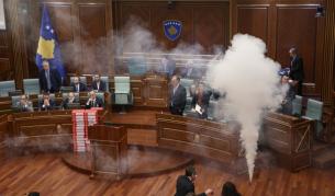 Сълзотворен газ в парламента на Косово