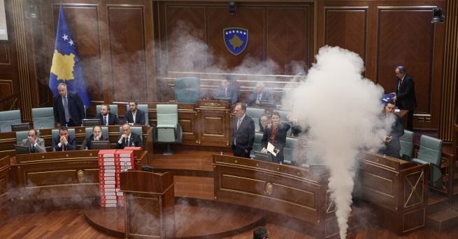 Депутати от опозиционна партия четири пъти днес пускаха сълзотворен газ