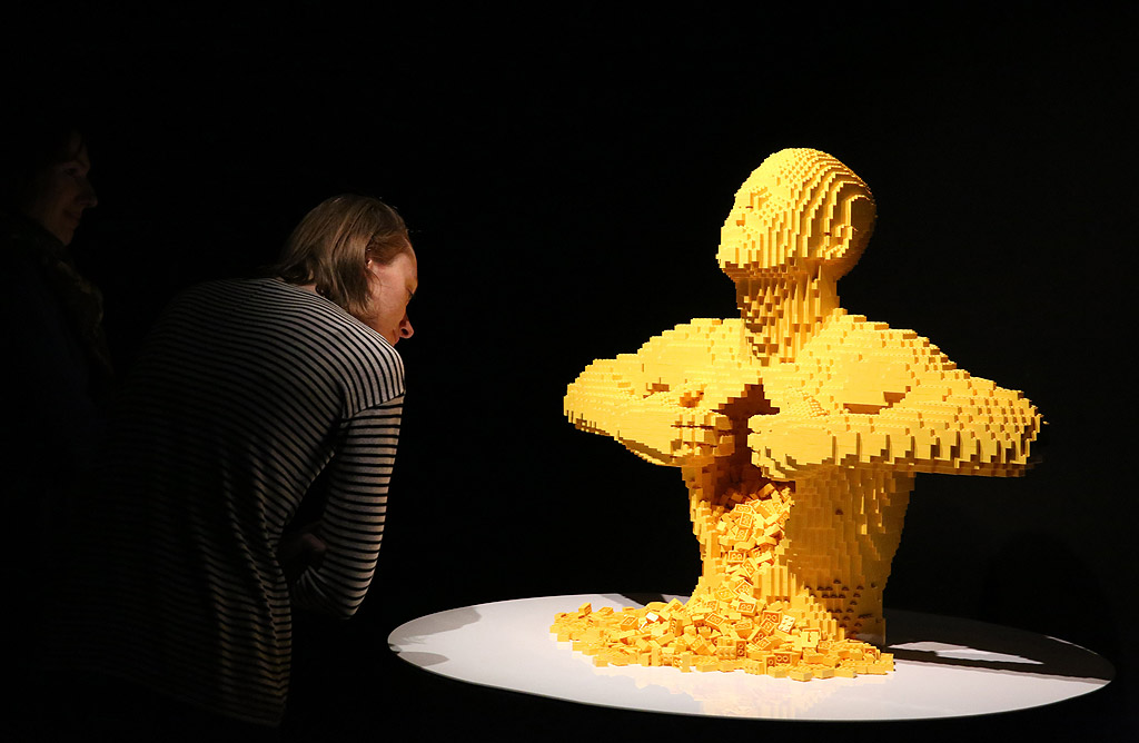 Повече от 100 произведения на изкуството, създадени само и единствено от Лего блокчета, са изложени в Минск, Беларус