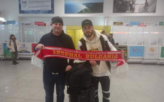 Фенове на Арсенал от Добрич и Варна посрещнаха на летището