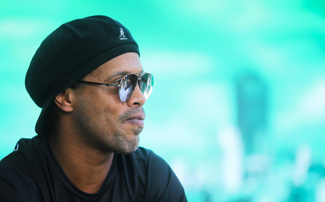 Легендарният бразилски футболист Роналдиньо влиза в политиката съобщават медиите в