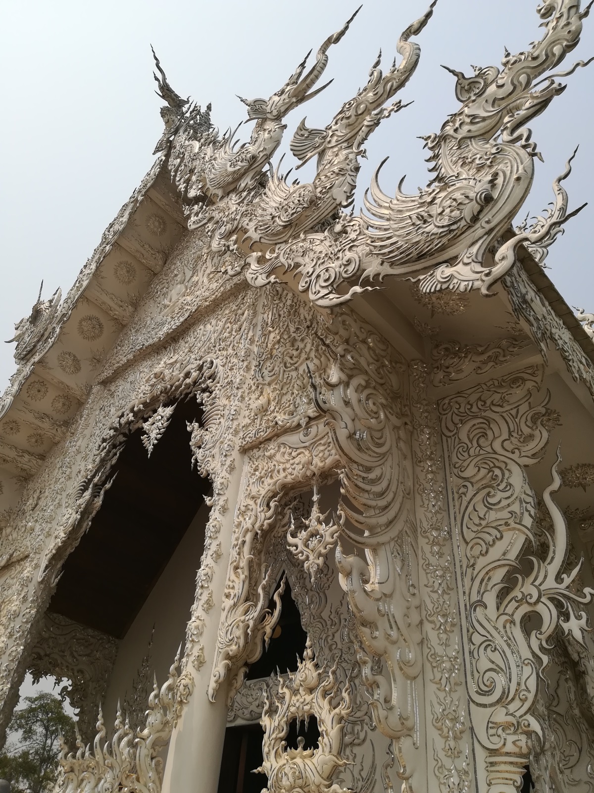 Белият храм или Wat Rong Khun е истинско бижу в провинция Чианг Рай. Храмът е едно от най-посещаваните места в Тайланд и впечатлява с архитектурата си. Сградата е построена по поръчка на известен художник, който искал да остави нещо от себе си на родното си място. Целта му била да построи най-красивия храм в света. Започнал да работи по проекта през 1997 г., заедно със съпругата си. Всяка година нещо ново се добавя по сградата и така тя постоянно се обновява и различава по нещо от предходната година. Около Белия храм могат да се видят всякакви скулптури като чудовища и дракони, а ръцете, които се протягат от двете страни на входа, символизират ада. Според легендата ако ръцете те хванат, докато минаваш по пътеката, значи си грешник. Пътуването на автора до Чианг Рай е спонсорирано от Qatar Airways.