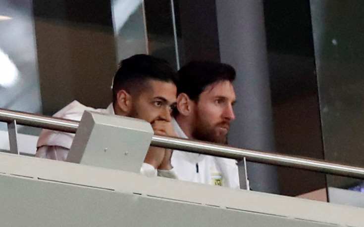 Угрижен и притеснен Меси напусна ложата след 1:6