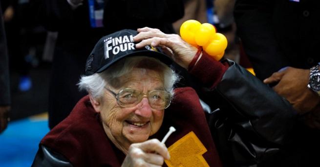 Това е сестра Джийн Тя обича баскетбола На 98 години