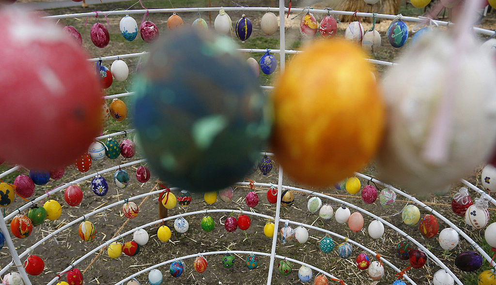 Алеята с великденски яйца в замъка в Лудвигсбург, Германия. Над 10 000 ръчно рисувани яйца са подредени за Великден в Лудвигсбург