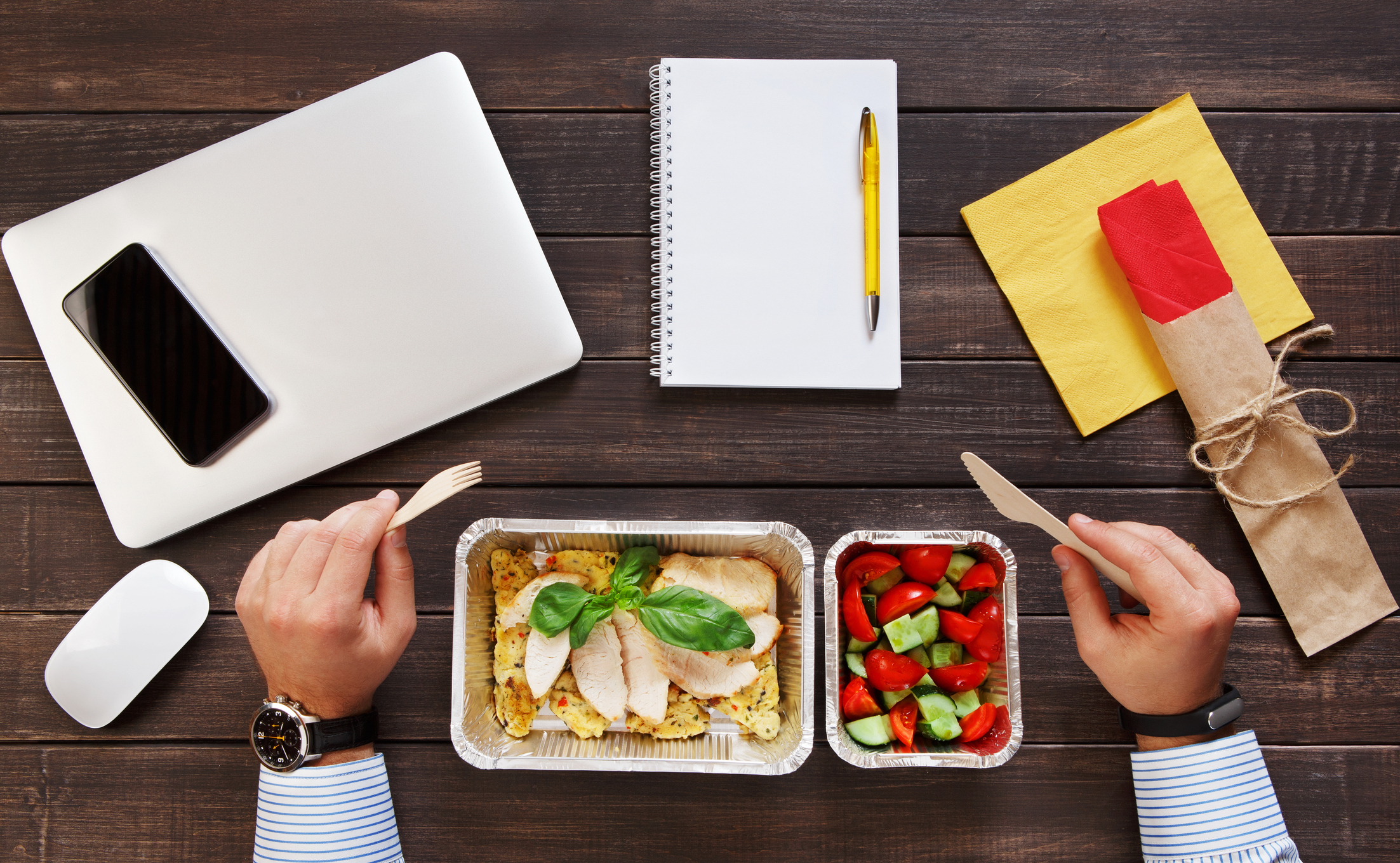 Намалете готовите храни и поръчките за вкъщи. Носете си обяд в офиса.