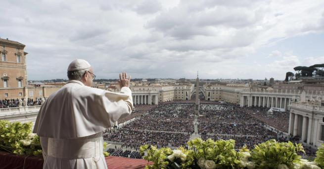 Папа Франциск отправи традиционното послание към „Града и света“ (Урби