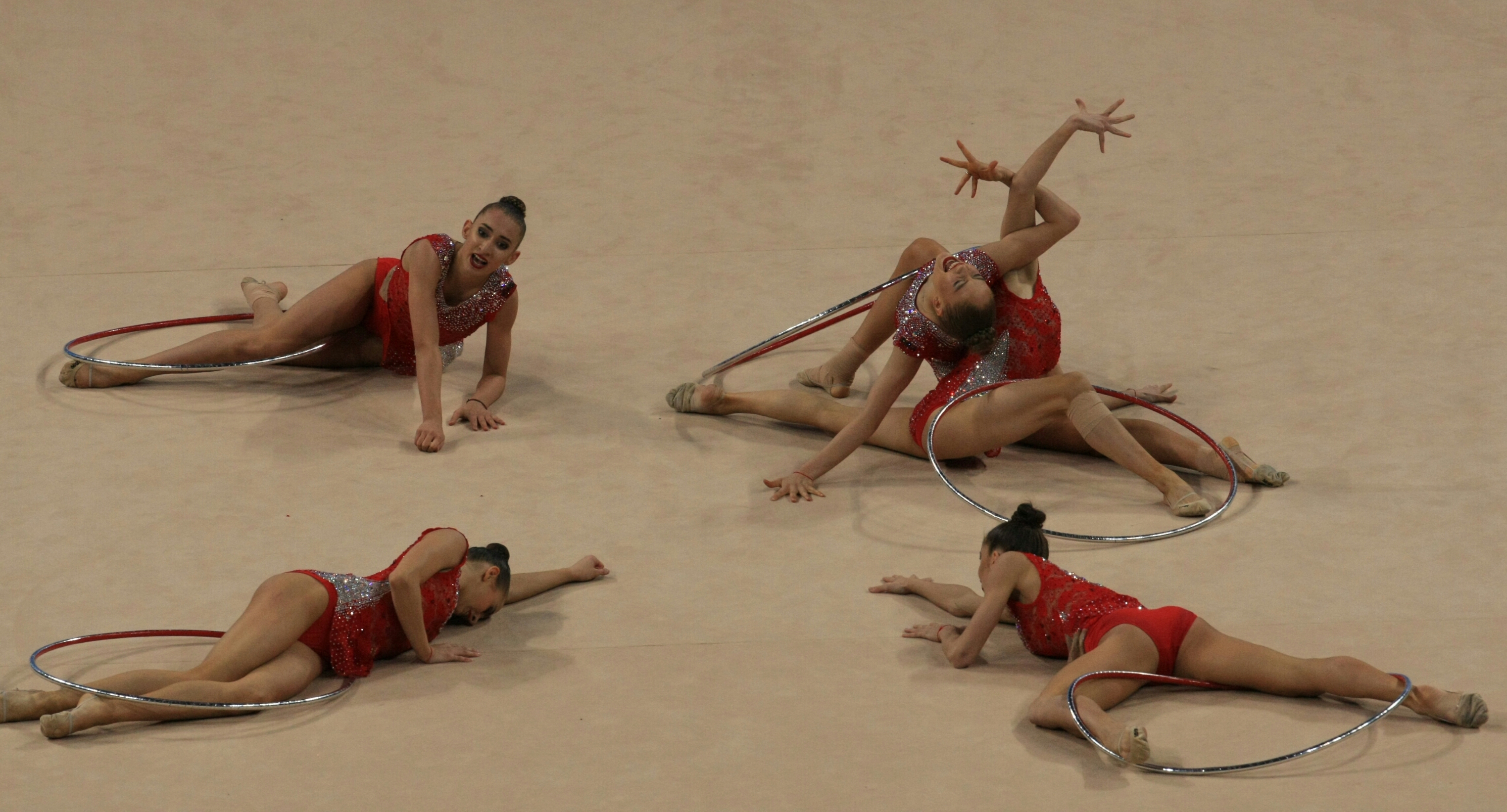 Националният ансамбъл по художествена гимнастика спечели златен медал във финала на пет обръча на Световната купа в София, след като отвя конкуренцията в дисциплината в зала "Арена Армеец".