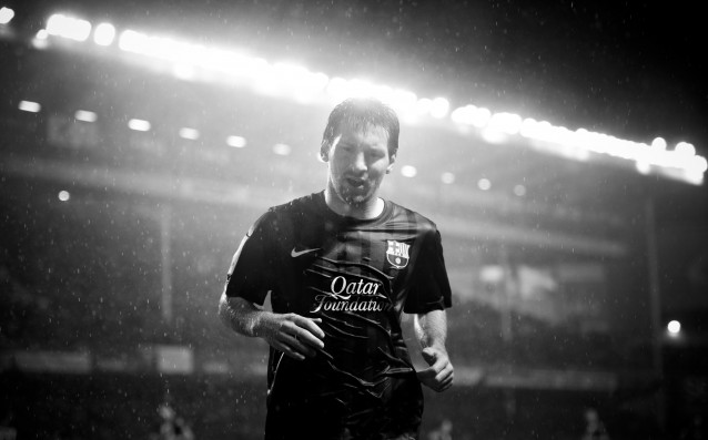Снимка на звездата на Барселона Лионел Меси стои в съблекалнята