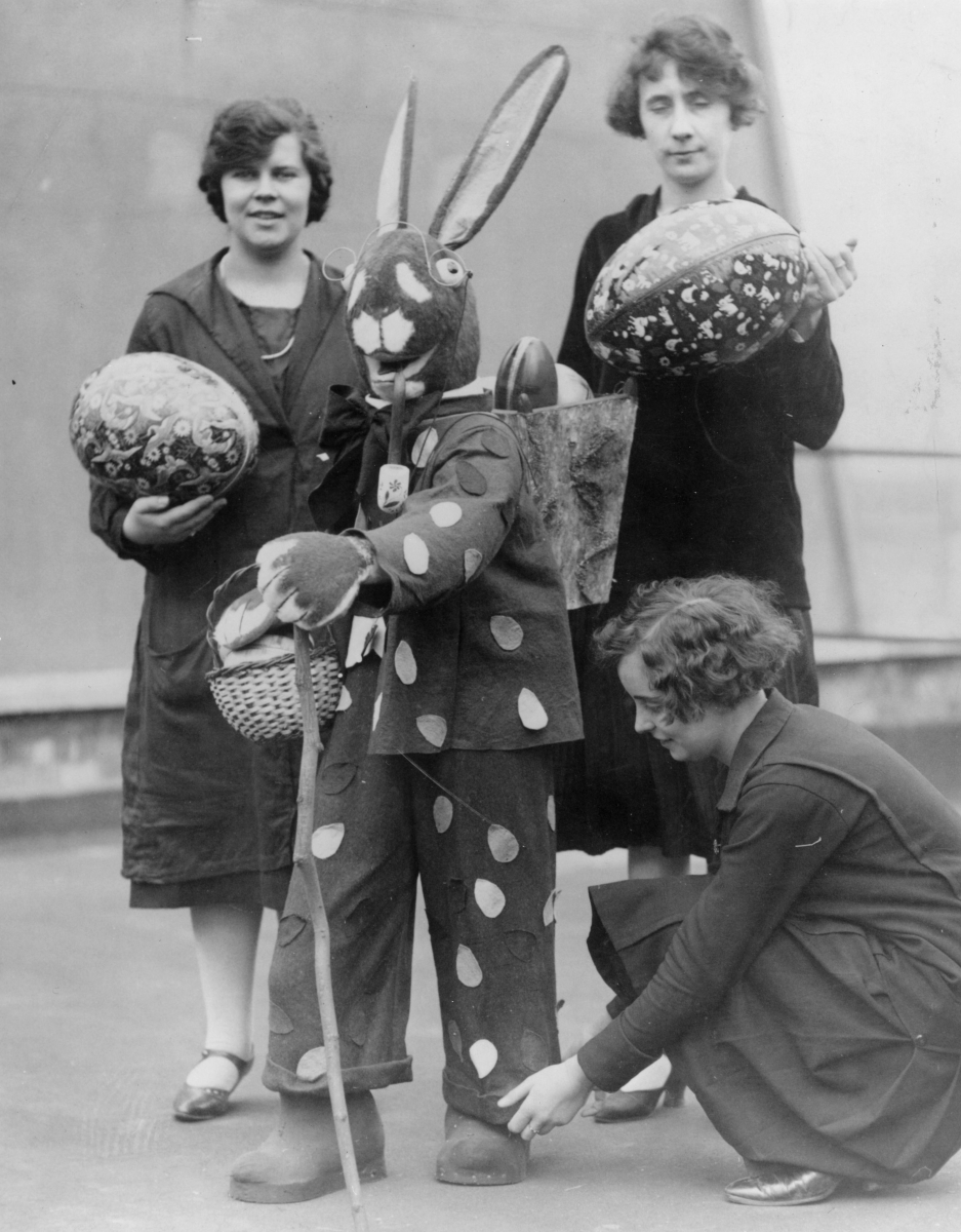 1930 година, великденският заек се готви да разнесе яйца за децата.