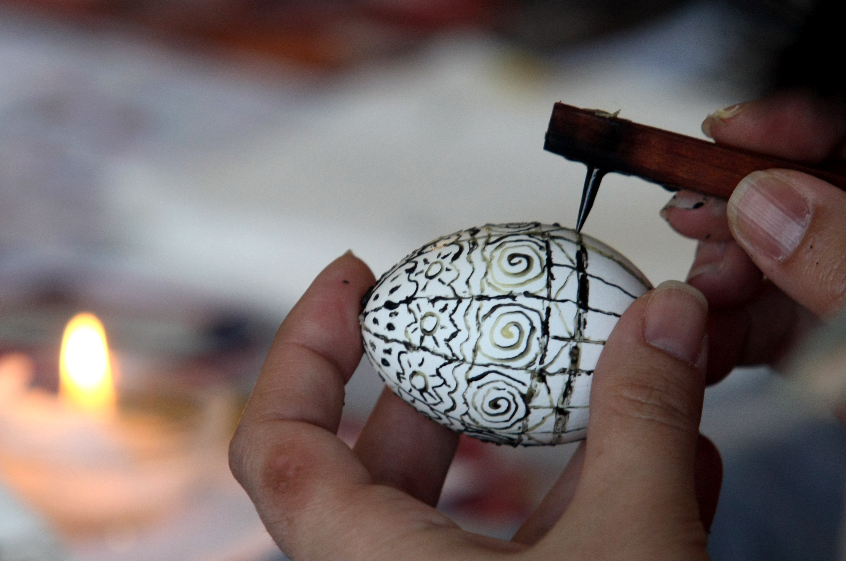 Вековната традиция във Велинград е яйцата да се изписват с пчелен восък със специална писалка и след това да се боядисват.