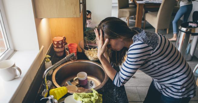 Сред домашните задължения миенето на чинии най много застрашава мира в къщата