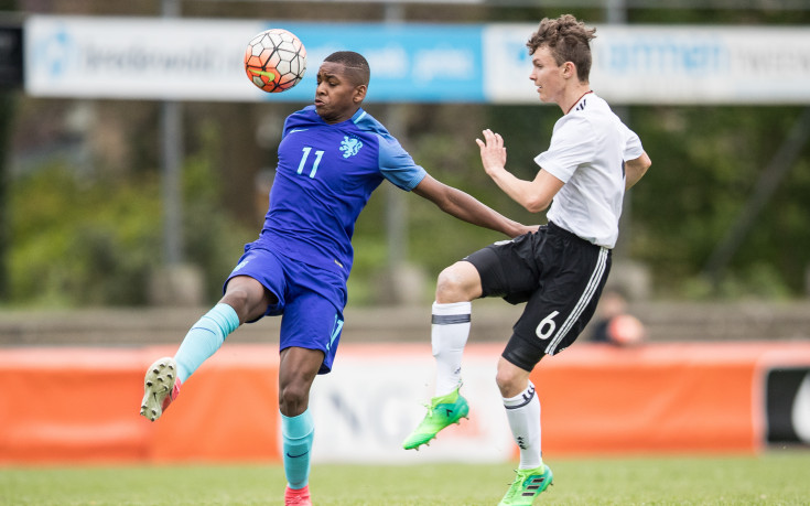 Челси надцаква Сити и Юнайтед за холандски национал