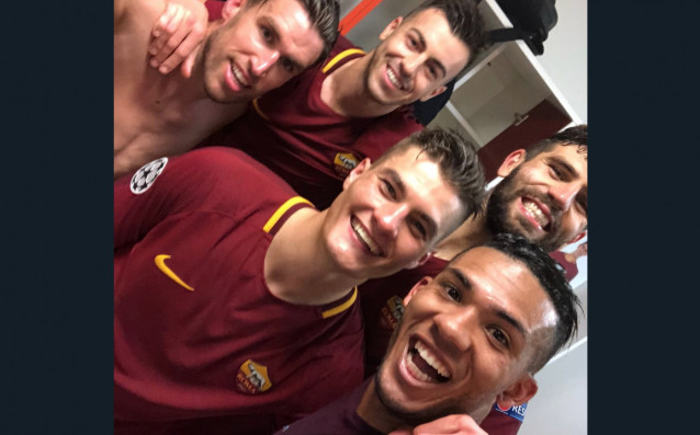Страхотен купон си спретнаха футболистите на Рома в съблекалнята след