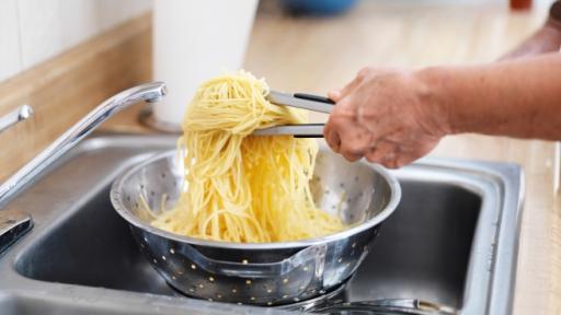  <p>Защо да<strong> </strong><strong>НЕ</strong> изливате макаронената вода в мивката</p> 