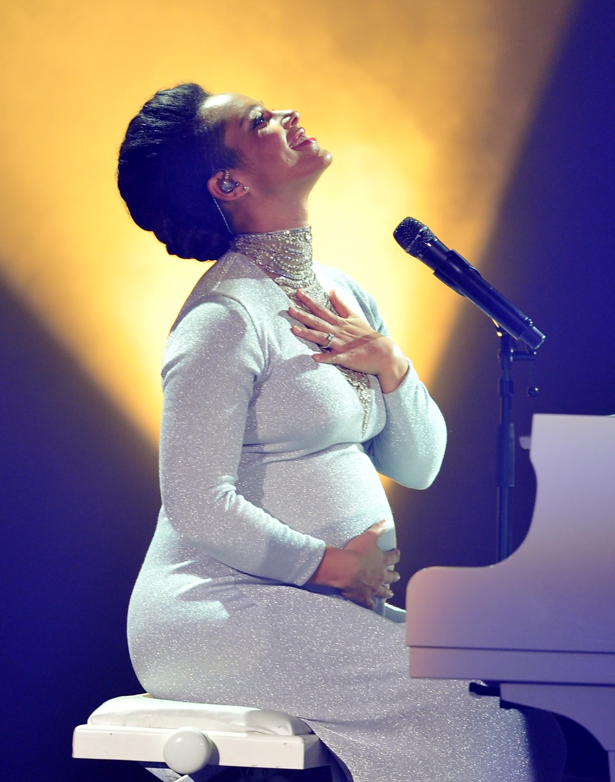 Алиша Кийс, 2014 г. - месец преди да роди второто си дете певицата пя на сцената на Европейските музикални награди на MTV.