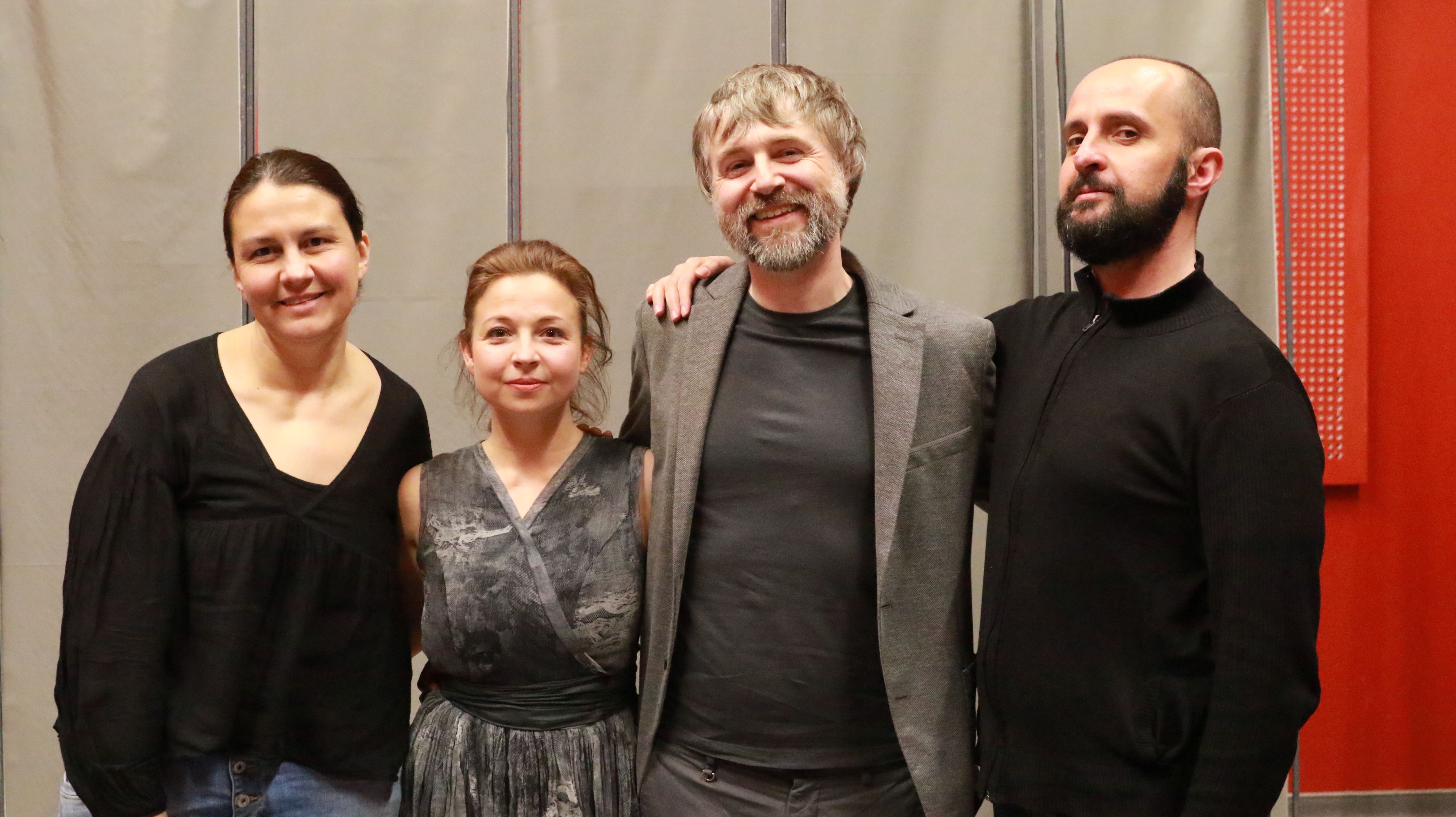 Режисьорът на "Съзвездия" е Йордан Славейков, сценографията и костюмите са на Юлияна Войкова-Найман, музиката - на Калин Николов, пластиката - на Ана Митева.