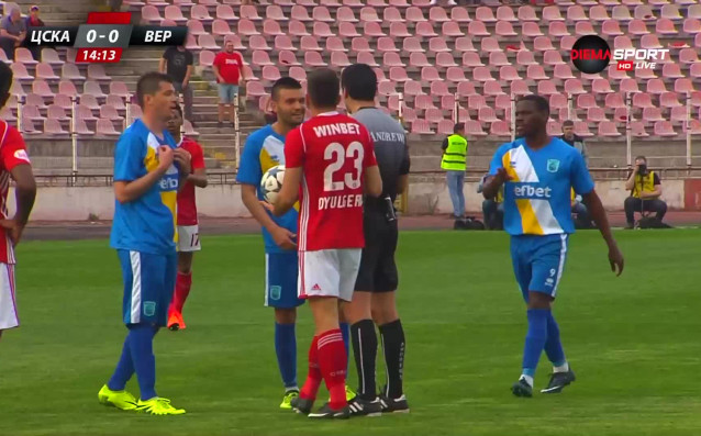 Футболистът на ЦСКА Александър Дюлгеров фаулира откъсващ се в атака