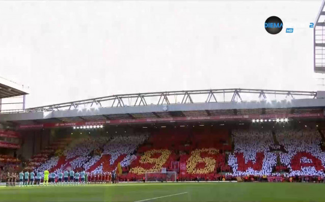 На стадион "Анфийлд" футболисти и зрители почетоха годишнината от трагедията
