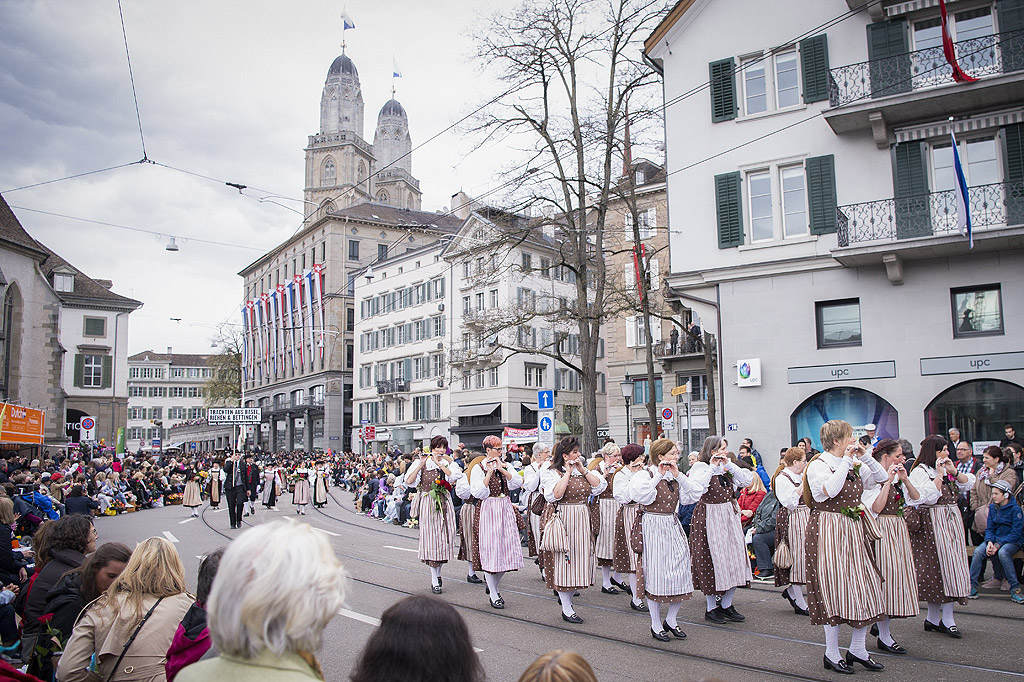 Краят на зимата се отбелязва с традиционен фестивал - парад и изгаряне на Боеог - символичен снежен човек, в 18 часа на площад Sechselaeuten в Цюрих, Швейцария. Колкото по-бързо изгори Боеоег, толкова по-горещо ще бъде лятото според традиционните вярвания за времето. След изгарянето жарта от кладата се използва за печене на вурстове и наденици