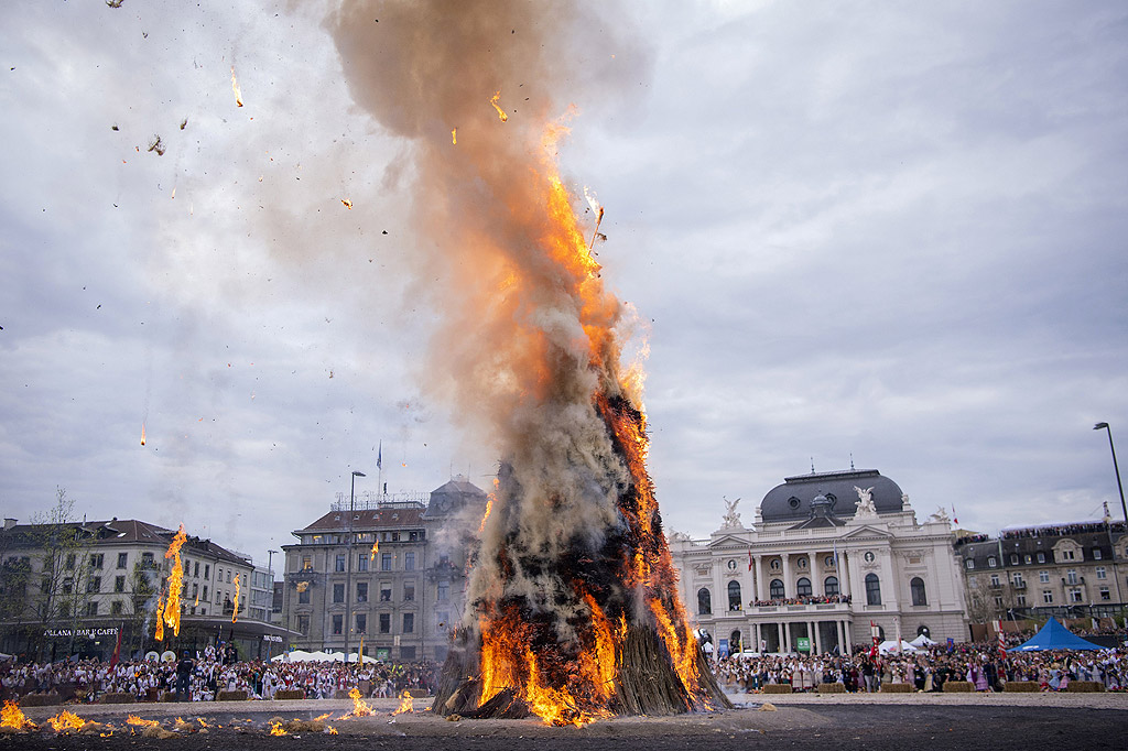 Краят на зимата се отбелязва с традиционен фестивал - парад и изгаряне на Боеог - символичен снежен човек, в 18 часа на площад Sechselaeuten в Цюрих, Швейцария. Колкото по-бързо изгори Боеоег, толкова по-горещо ще бъде лятото според традиционните вярвания за времето. След изгарянето жарта от кладата се използва за печене на вурстове и наденици