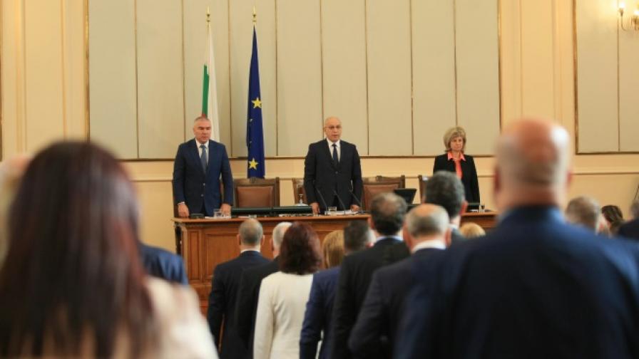 Европредседателството и задкулисието в речите за новата сесия на парламента