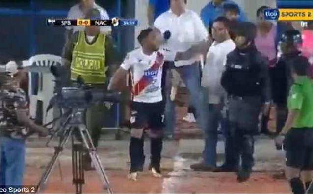Боливийският футболист Тиаго Дос Сантос скочи на бой на собствения