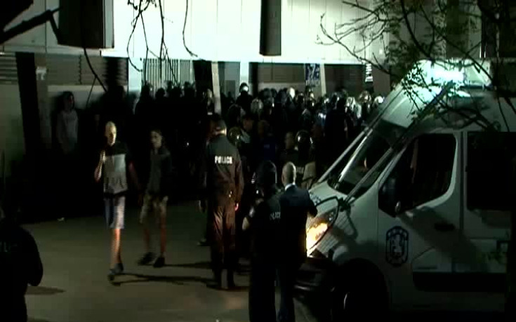 Ранената полицайка претърпя операция, над 20 арестувани