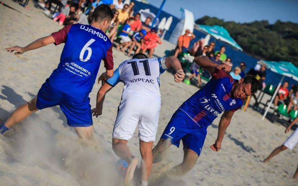 Рекордните 20 отбора се записаха в държавното първенство по плажен футбол