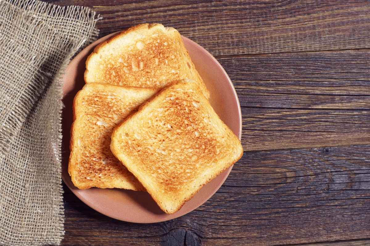 Бял препечен хляб. Според учени, колкото повече препичате филийката, толкова по-вредна става тя. Ако обичате тостове: заменете го с пшеничен. 