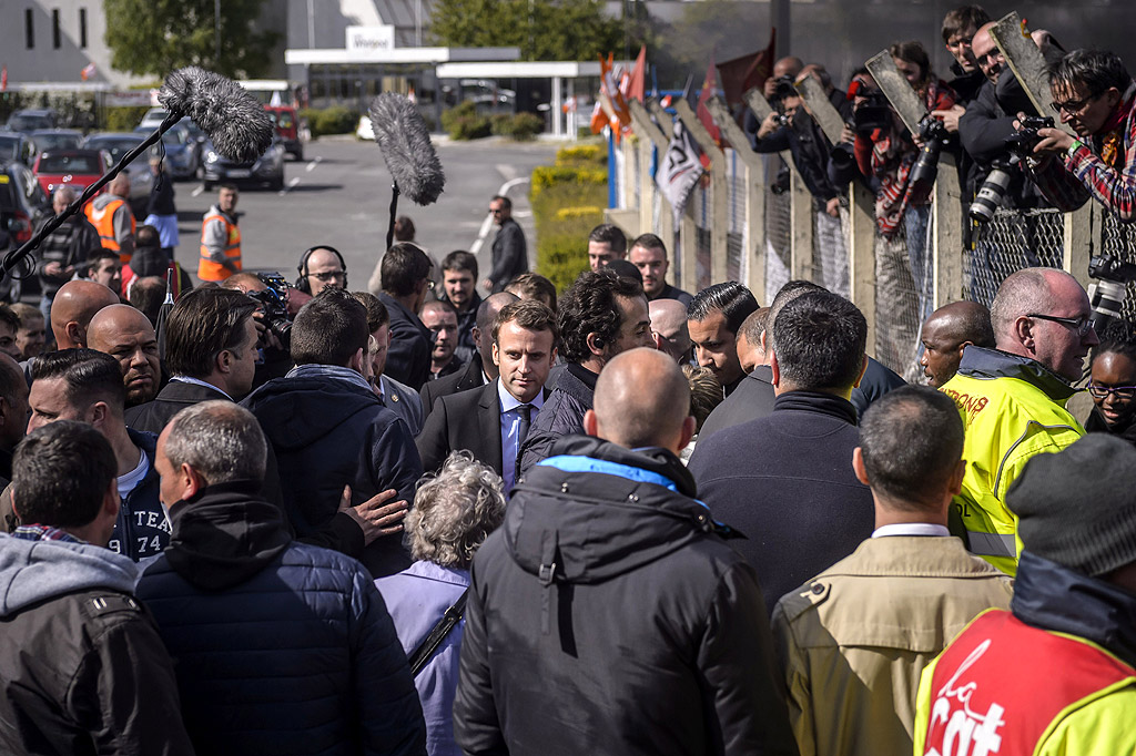 Фотография от посещението на кандидат-президента Еманюел Макрон при служители на завода Whirlpool по време на кампанията му на 26 април 2017 г. в Амиен, Северна Франция.
