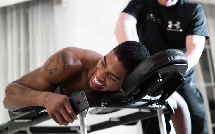 Джошуа преди бокса: Пушех, пиех и купонясвах