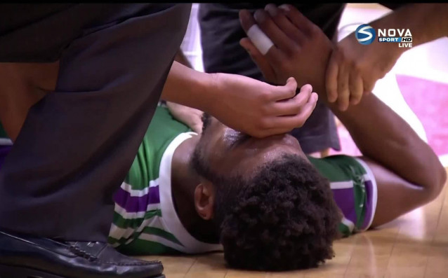 На изключително неприятен момент станаха свидетели зрителите на баскетболния сблъсък