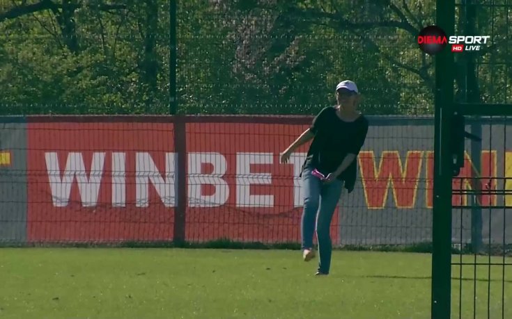 Фенка играе балет по време на люто дерби