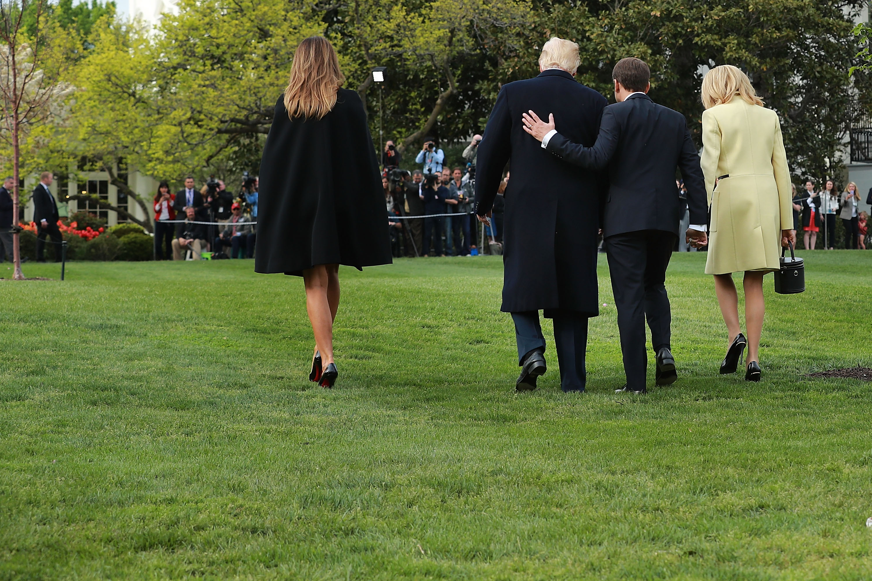 Президентът Макрон е придружаван от съпругата си Брижит, която е известна със своя безупречен начин на обличане.<br />
<br />
Мелания Тръмп, която старателно е подготвиля Белия дом за важното посещение, заедно с екип от специалисти, също не отстъпва на Брижит по отношение на облекло.