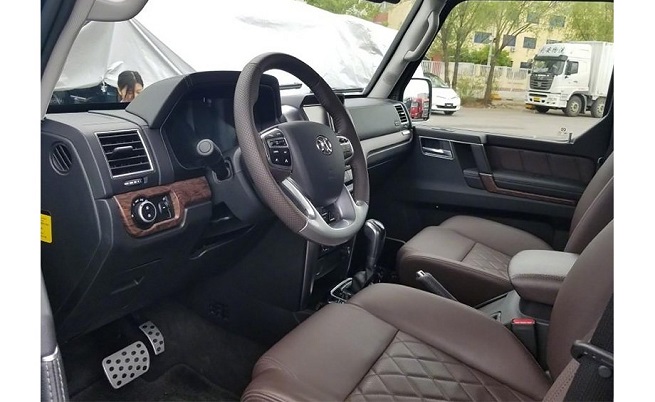  Интериорът на модела припомня за общоприетия BJ80, въпреки кожата и дървесината да са по-качествени. 