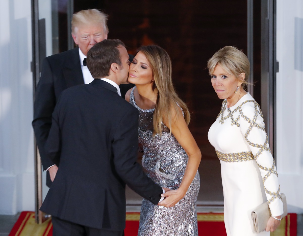 Първата държавна вечеря в Белия дом от встъпването в длъжност на Доналд Тръмп бе важен момент за първата дама. Мелания бе домакиня на събитието и изглеждаше зашеметяващо в сребриста рокля на "Шанел". Този път тя държеше здраво ръката на съпруга си и не даде повод за коментари какви са отношенията между тях.