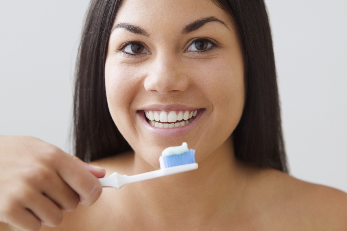Зъбите се мият два пъти на ден: сутрин и вечер. Не е необходимо да ги миете след всяко хранене. Вместо това можете да използвате конец за зъби.