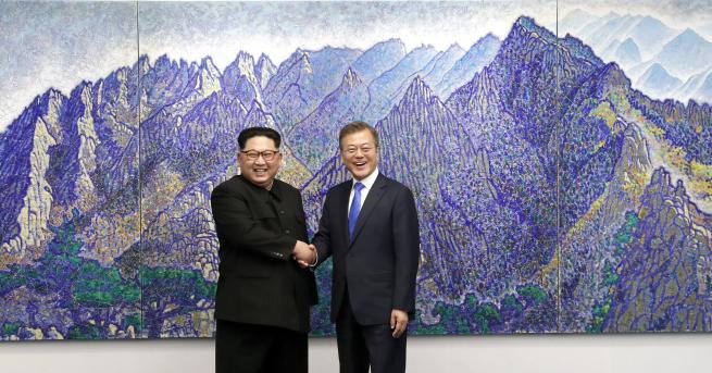 Лидерите на Северна и Южна Корея се прегърнаха след подписване