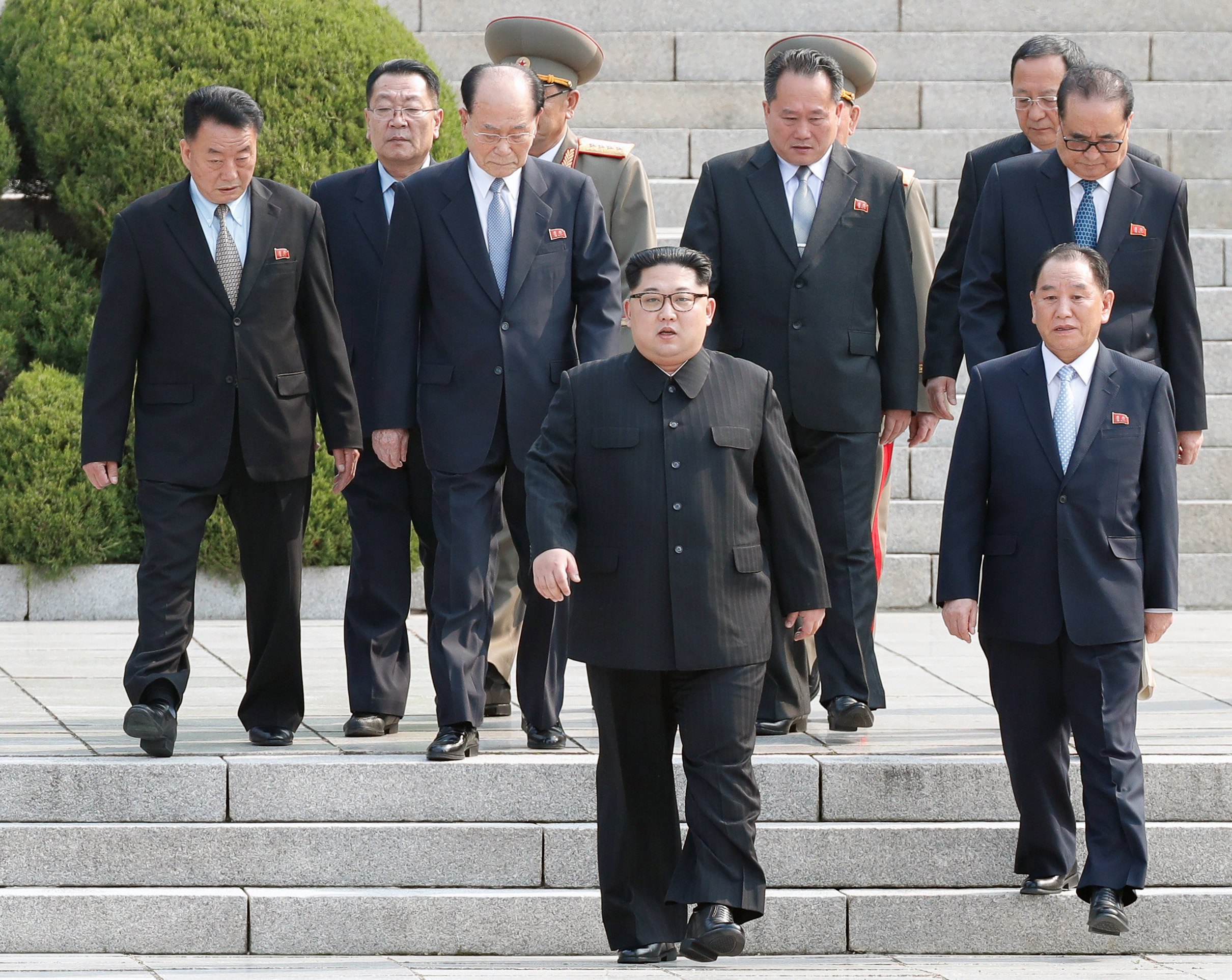 Ким Чен-ун стана първият лидер на севернокорейската държава, който преминава от южната страна на границата от 1953 г. Двамата с южнокорейския му колега демонстративно си стиснаха ръцете на граничната линия.