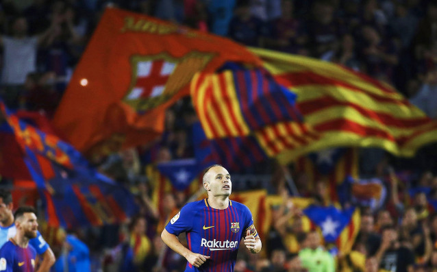 Капитанът на Барселона Андрес Иниеста може да продължи кариерата си