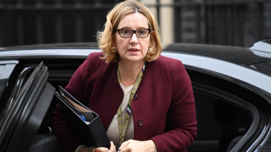 Скандал с имигранти коства поста на британския вътрешен министър
