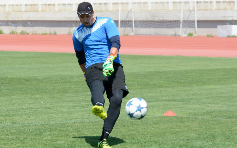 Треньорът на вратарите в Черно море Боян Пейков продължава да