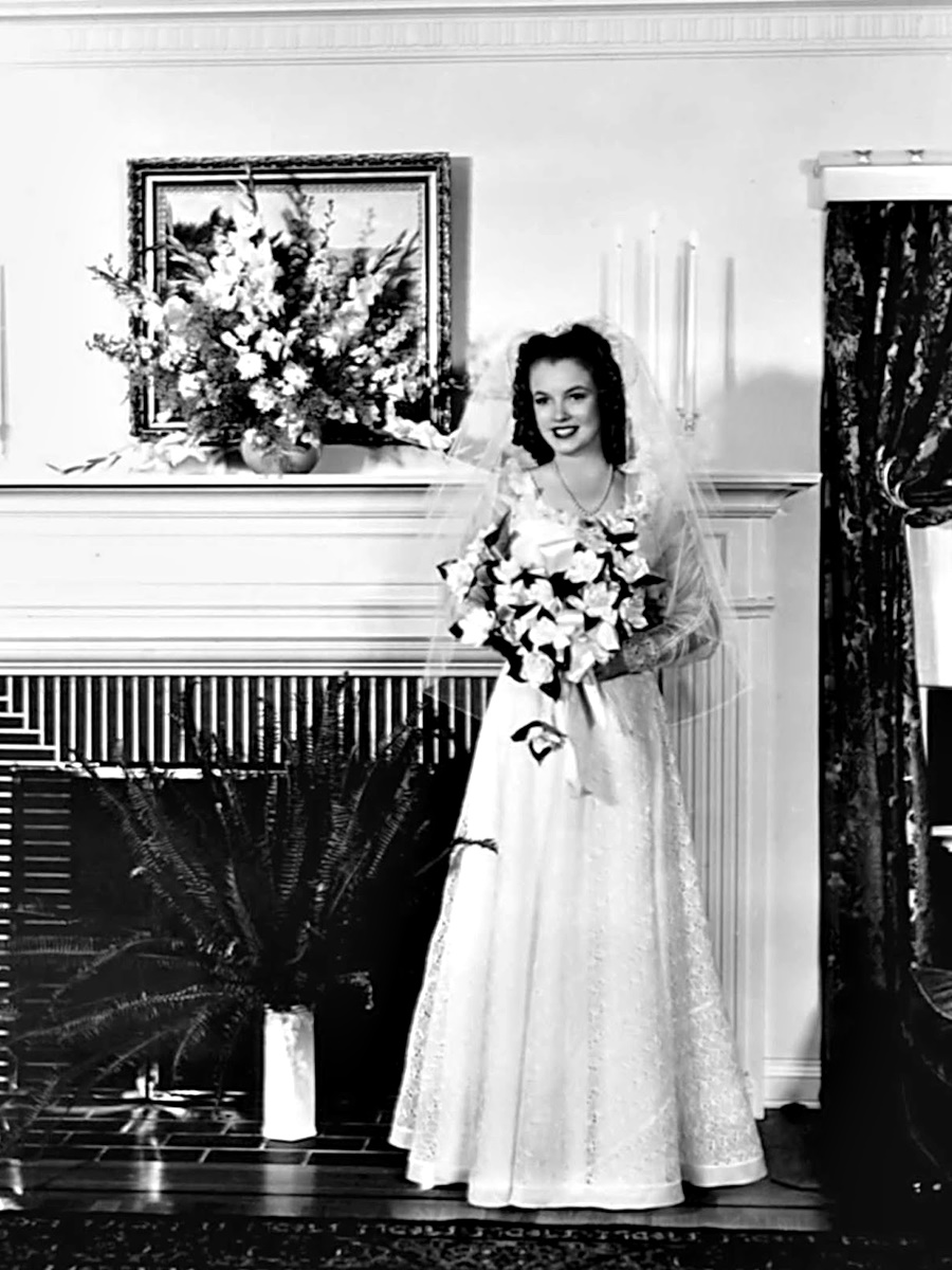 Холивудският секссимвол Мерилин Монро успява да вземе своята доза любов и бракове, въпреки че си отива от този свят едва 36-годишна. До смъртта си иконичната блондинка има зад гърба си три развода.

Първия си брак тя сключва през юни 1942 г. - по-малко от месец след като навършва 16. Името на щастливеца е Джеймс Доуърти.
Момчето се жени за Мерилин, тогава все още Норма Джийн, за да я предпази от попадане в дом, след като майка ѝ е приета в психиатрична клиника за пореден път, а приемното ѝ семейство се мести от града и не може да я вземе със себе си.
„Решихме да се оженим, за да не я пратят в дом, но въпреки това бяхме влюбени“, разказва след години Джеймс Доуърти.