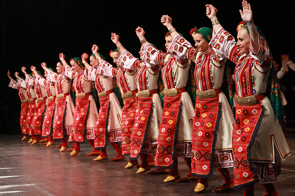 Трите най-големи български фолклорни състава – емблеми в музикалното и танцовото ни изкуство – ансамбъл "Филип Кутев", "Тракия" и "Пирин", на една сцена. За пореден път трите ансамбъла се сливат в един спектакъл, за да покажат красотата на българския фолклор. Събитието е единствено по рода си и събира най-добрите танцьори, певци и инструменталисти на една сцена в ритъма на истинска българска фолклорна музика